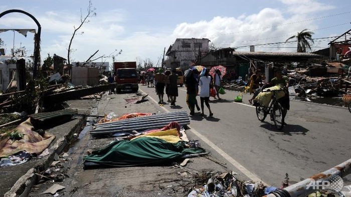 Nạn nhân sóng sót sau siêu bão Haiyan tại thành phố Tacloban, Philippines.