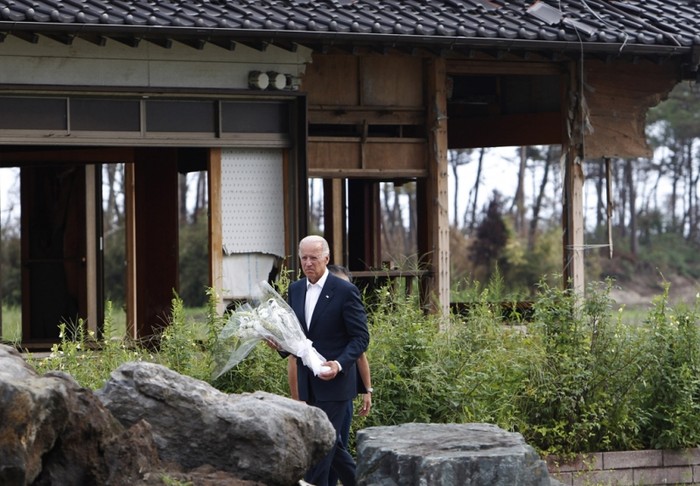 Phó Tổng thống Mỹ Joe Biden tưởng niệm các nạn nhân sóng thần năm 2011 tại Nhật Bản.