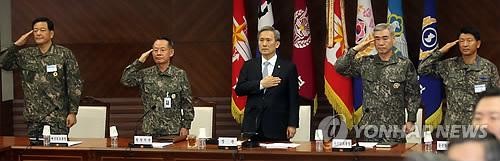 Bộ trưởng Quốc phòng Hàn Quốc Kim Kwan-jin (giữa) chủ trì hội nghị.