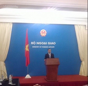 Phó phát ngôn viên Bộ Ngoại giao Việt Nam Lê Hải Bình tại buổi họp báo thường kỳ hôm 5/12/2013.