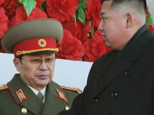 Jang Song-thaek (trái) và nhà lãnh đạo Triều Tiên Kim Jong-un.