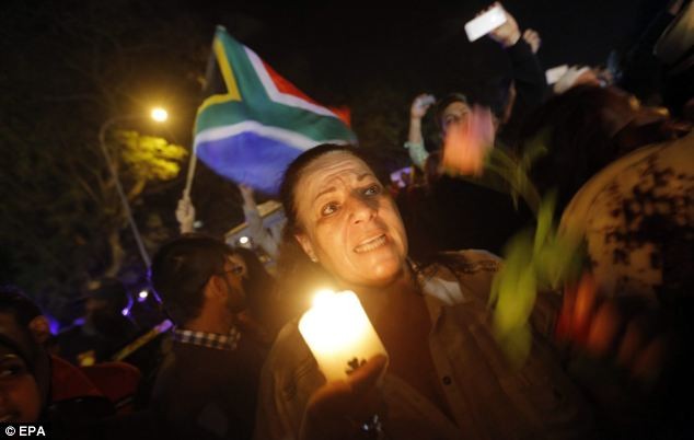Tổng thống Nam Phi đã tuyên bố quốc tang, treo cờ rủ để bày tỏ lòng thương tiếc trước sự ra đi của ông Mandela.