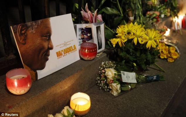 Nến đã được thắp sáng suốt đêm qua bên ngoài căn nhà của ông Mandela.