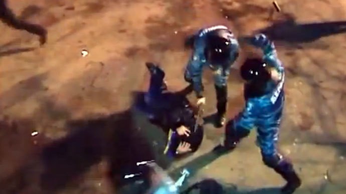 Cảnh hai cảnh sát chống bạo động Ukraina đánh liên tiếp một người biểu tình.