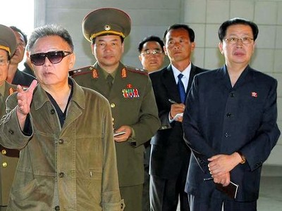 Cố lãnh đạo Kim Jong-il (trái) và người em rể Jang Song-thaek (ngoài cùng bên phải).