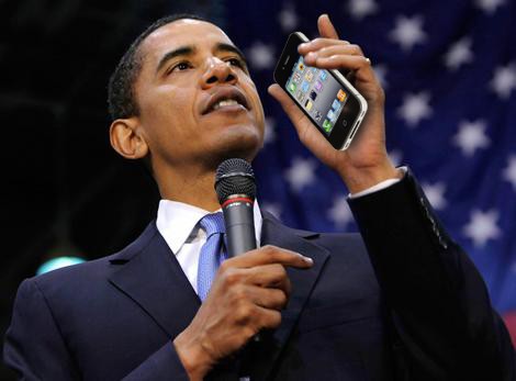 Tổng thống Mỹ Barack Obama cầm một chiếc iPhone .
