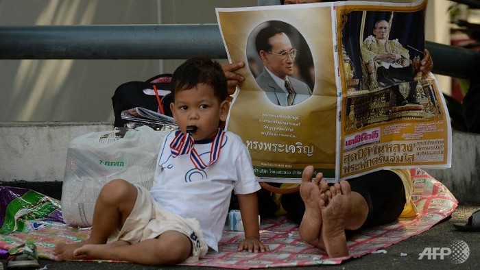 Người biểu tình Thái Lan tạm dừng hoạt động chống chính phủ trong ngày sinh nhật Nhà vua.