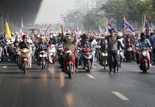 Người biểu tình Thái Lan diễu hành trên đường phố Bangkok.