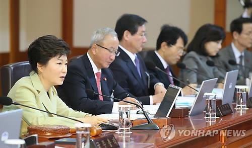 Tổng thống Hàn Quốc Park Geun Hye (trái)