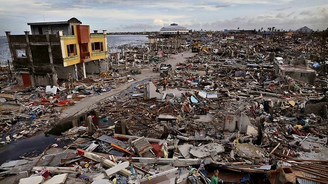 Cảnh đổ nát tại thành phố Tacloban sau siêu bão Haiyan.