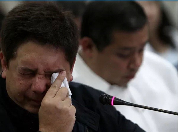 Thị trưởng Tacloban Alfred Romualdez không kìm được nước mắt khi kể lại những ký ức kinh hoàng về bão Haiyan.