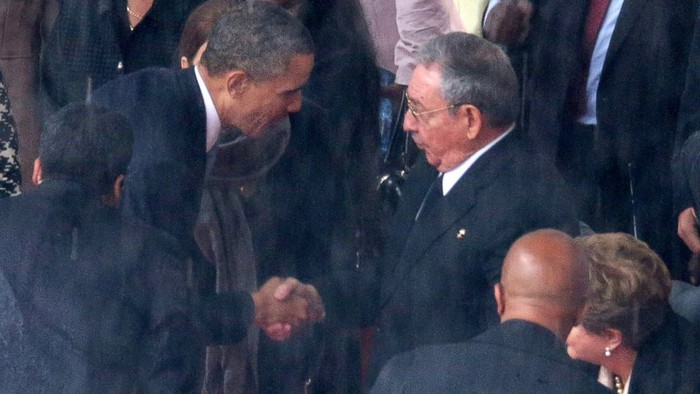 Cái bắt tay thân thiện, nhưng không phản ánh sự thay đổi nào trong chính sách của Mỹ với Cuba.