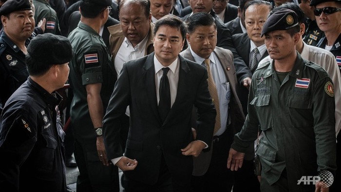 Cựu Thủ tướng Thái Lan Abhisit Vejjajiva tới tham dự phiên điều trần hôm 12/12.