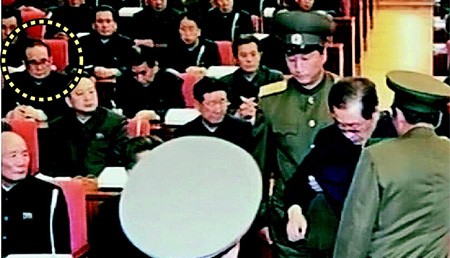 Quan chức (đánh dấu tròn) được cho là Ri Su-yong chứng kiến cảnh Jang Song-thaek bị bắt trong phiên họp của hội nghị Bộ chính trị mở rộng.