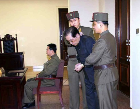 Hình ảnh Jang Song-thaek được hai nhân viên an ninh Triều Tiên bắt cúi đầu trong phiên tòa hôm 12/12