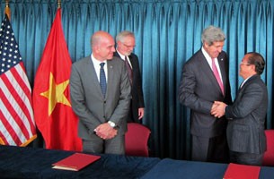 Ngoại trưởng Mỹ John Kerry tại lễ ký kết hợp đồng giữa tập đoàn GE và Công ty Công Lý của Việt Nam tại thành phố Hồ Chí Minh vào ngày 14 tháng 12 năm 2013.