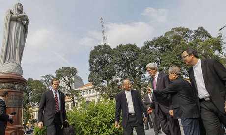 Ngoại trưởng John Kerry đến tham dự thánh lễ tại Nhà thờ Đức Bà ở trung tâm Sài Gòn. Ảnh AFP