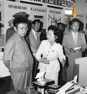 Jang Song-thaek tham dự một cuộc triển lãm với Kim Jong-il trong tháng 7 năm 1986 (Ảnh: KCNA-Yonhap).
