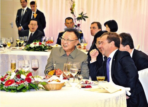 Jang Song-thaek tham dự bữa ăn tối của Kim Jong-il với cựu Tổng thống Nga Dmitry Medvedev vào tháng 8 năm 2011 (Ảnh: KCNA).