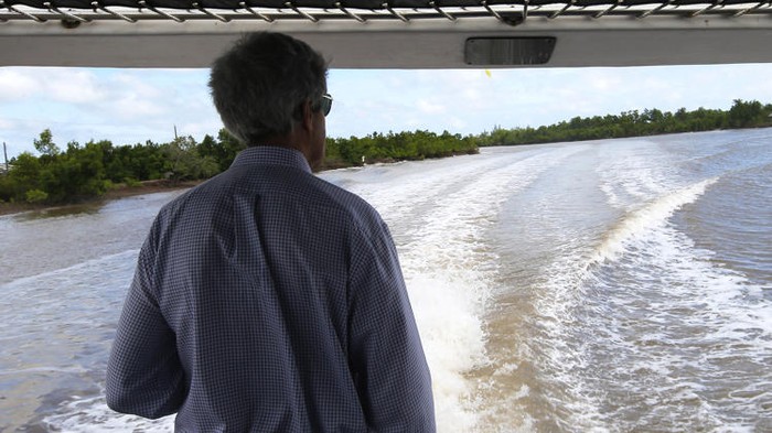 Ngoại trưởng Mỹ ngắm cảnh vật hai bờ sông Mê Kông trong chuyến thăm Cà Mau.