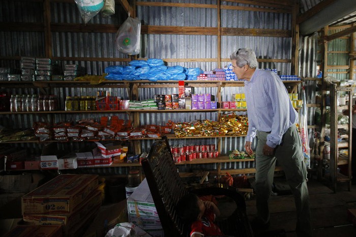Ông Kerry ghé vào một tiệm tạp hóa địa phương tại Cà Mau.