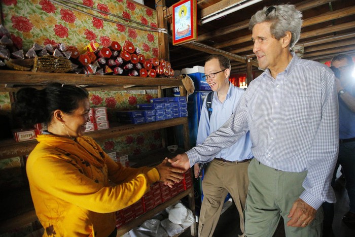 Ngoại trưởng Mỹ bắt tay người dân địa phương khi ghé thăm sạp hàng.