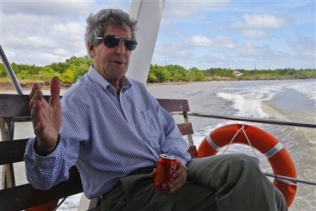 Ngoại trưởng Mỹ đi thuyền trên sông Mê Kông.