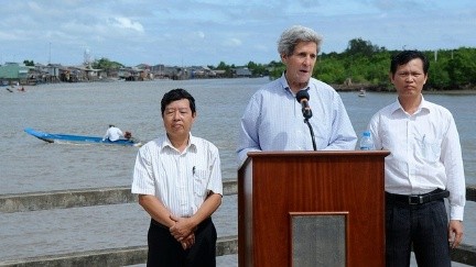 Ông Kerry phát biểu tại bến tàu ấp Kiến Vàng.