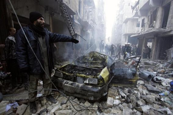 Hiện trường vụ tấn công bằng "bom thùng" tại Aleppo.