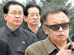 Kim Jong-il (phải) và người em rể Jang Song-thaek (trái)