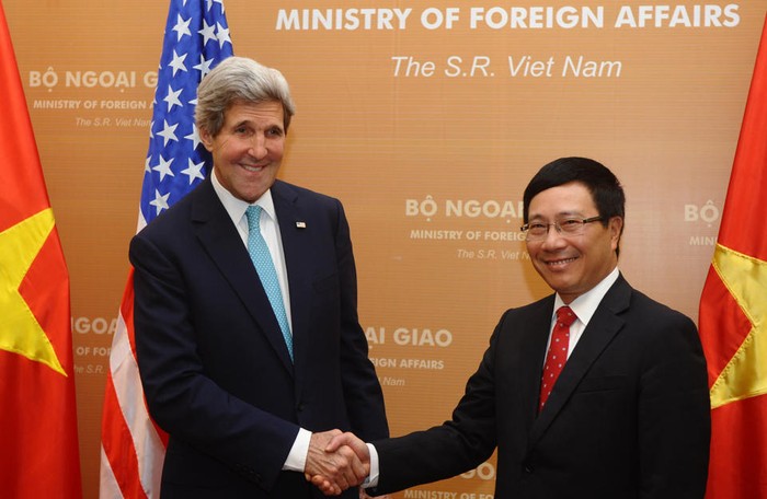 Ngoại trưởng Mỹ John Kerry trong cuộc họp báo chung với Phó Thủ tướng, Bộ trưởng Ngoại giao Phạm Bình Minh.