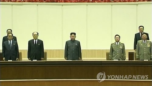 Kim Jong-un (giữa) tham dự mít tinh ở Bình Nhưỡng ngày 17/12. Từ trái qua phải, hàng đầu: Thủ tướng Pak Pong-ju, Chủ tịch Quốc hội Kim Young-nam, Chủ nhiệm Tổng cục Chính trị Choe Ryong-hae và Tổng tham mưu trưởng Ri Yong-gil.