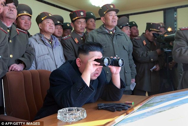 Kim Jong-un thị sát một đơn vị quân đội.