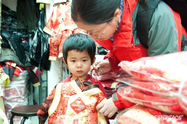 Chính phủ Trung Quốc cũng đã thừa nhận rằng quần áo trẻ em được sản xuất trong nước có thể gây nguy hiểm cho người mặc.