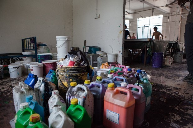 Các hóa chất dùng để nhuộm vải trong một xưởng sản xuất trang phục trẻ em tại Thạch Sư, tỉnh Phúc Kiến, Trung Quốc.