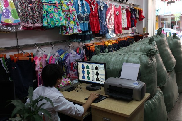Quần áo trẻ em ở Thạch Sư được bán ra nước ngoài thông qua các trang bán hàng trực tuyến.