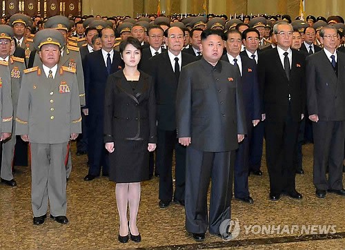 Những người đứng bên phải Kim Jong-un được cho là quan trọng hơn những người đứng bên trái.