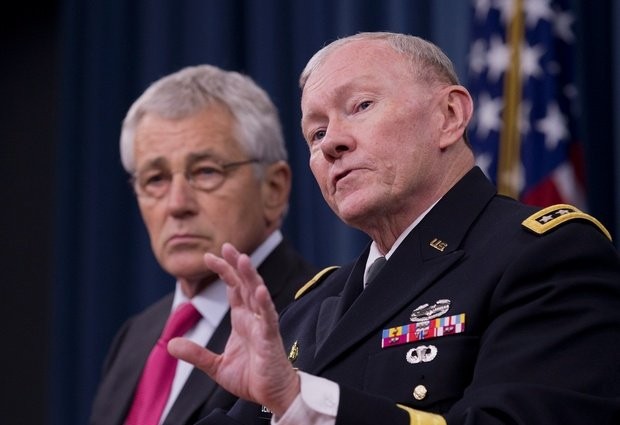 Bộ trưởng Quốc phòng Mỹ Chuck Hagel (trái) và Chủ tịch Hội đồng Tham mưu trưởng liên quân Mỹ Martin Dempsey