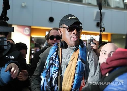 Cựu ngôi sao NBA Denis Rodman tại sân bay Bắc Kinh sau khi rời Bình Nhưỡng.