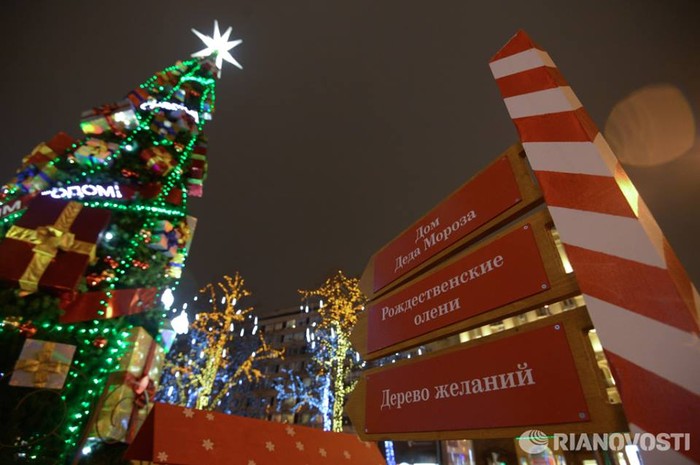 Một cây thông đầy quà và ánh sáng trên tại thủ đô Moscow.