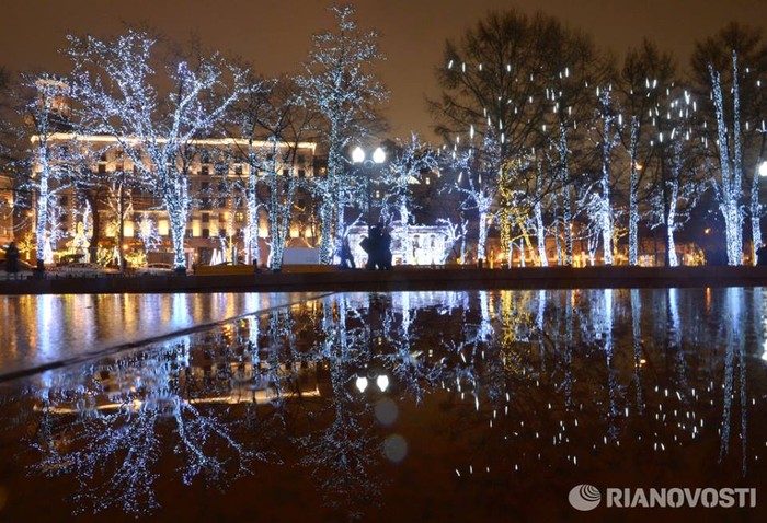 Thủ đô Moscow lung linh trong những ánh sáng huyền diệu trước đêm Giáng sinh.