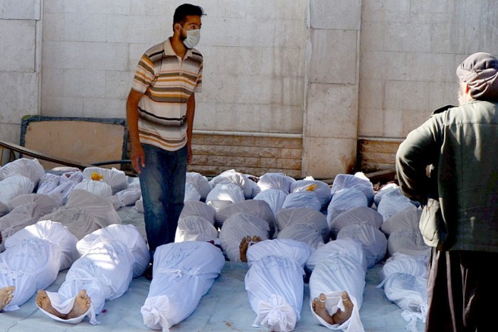 Thi thể các nạn nhân chết vì vũ khí hóa học ở Damascus.