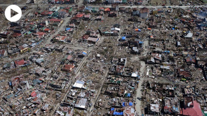 Thành phố Tacloban tan hoang sau siêu bão Haiyan.