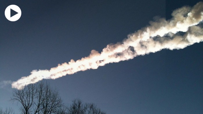 Mảnh vỡ của thiên thạch khổng lồ bay trên bầu trời nước Nga.