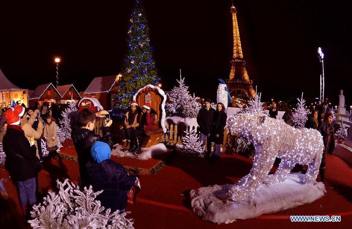 Ảnh: Không khí rộn ràng đêm Noel trên thế giới | Giáo dục Việt Nam