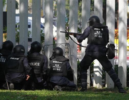 Cảnh sát Thái Lan bắn đạn cao su về phía người biểu tình hôm 26/12/2013.