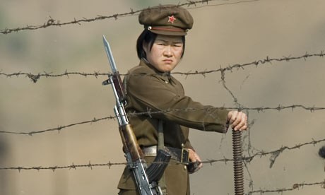 Một người lính Triều Tiên tuần tra dọc tuyến biên giới với Trung Quốc.