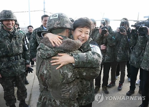 Tổng thống Hàn Quốc Park Geun-hye đến thăm một đơn vị tiền tiêu ngoài biên giới 2 miền Nam Bắc, đúng thời điểm nhà lãnh đạo Kim Jong-un cũng đi thị sát một đơn vị quân đội và yêu cầu sẵn sàng chiến đấu cao độ cho một cuộc chiến tranh không báo trước.