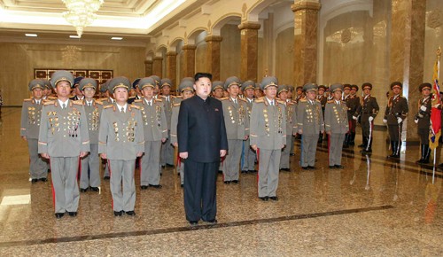 Bức ảnh cho thấy nhà lãnh đạo Triều Tiên Kim Jong-un cùng các sĩ quan quân đội tới viếng lăng Kumsusan vào ngày 17/12. Đứng hàng thứ 2 sau ông Kim Jong-un là Jang Jong-nam, Choe Ryong-hae và Ri Yong-gil.