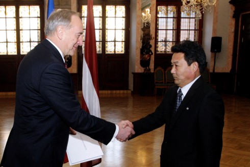 Đại sứ Triều Tiên Pak Kwang Chol (phải) bắt tay Tổng thống Latvia Andris Bērziņš trong năm 2012.